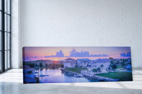 Zonsondergang Over Rivier Canvas Print - aan de muur in een interieur