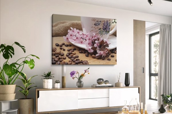 Lærredsprint med Kaffebønner og Blomster - på væggen i et interiør