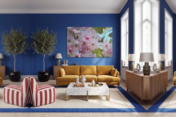Weiße Blütenbaum-Leinwand vor blauem Himmel - an der Wand in einem Raum