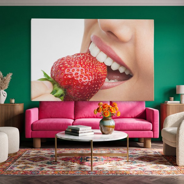 Картина на платно Strawberry Smile - на стената в интериор