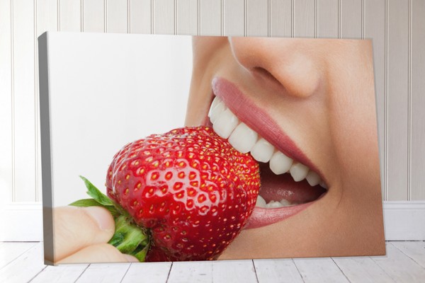 Картина на платно Strawberry Smile - на стената в интериор