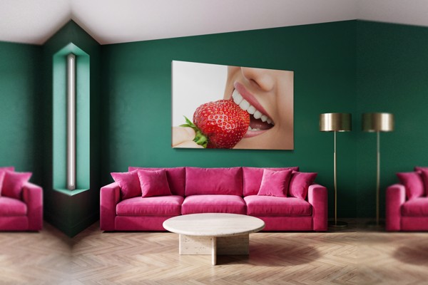 Картина на платно Strawberry Smile - на стената в интериор