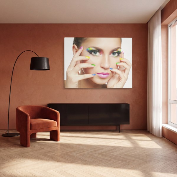 Tablou Canvas Fată cu Unghii Curcubeu - pe perete într-un interior