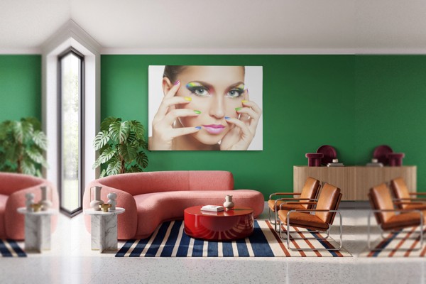 Tablou Canvas Fată cu Unghii Curcubeu - pe perete într-un interior