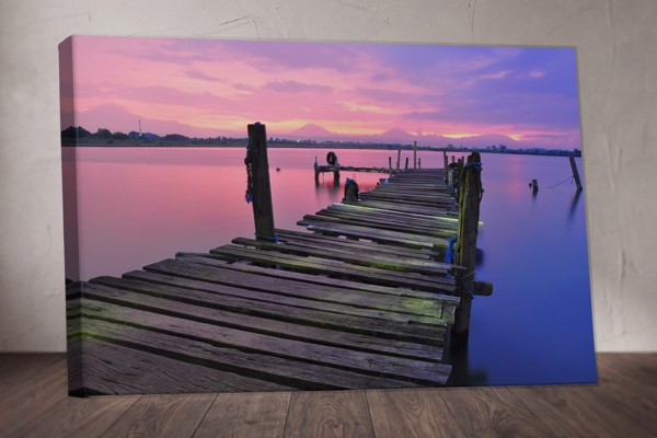 Lienzo Romántico del Lago - Atardecer sobre el Agua - en la pared de un interior