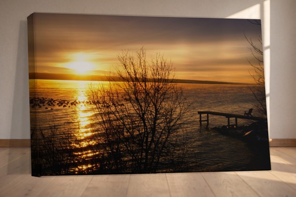 Einsamer Sonnenuntergang über Wasser Leinwanddruck - an der Wand in einem Raum