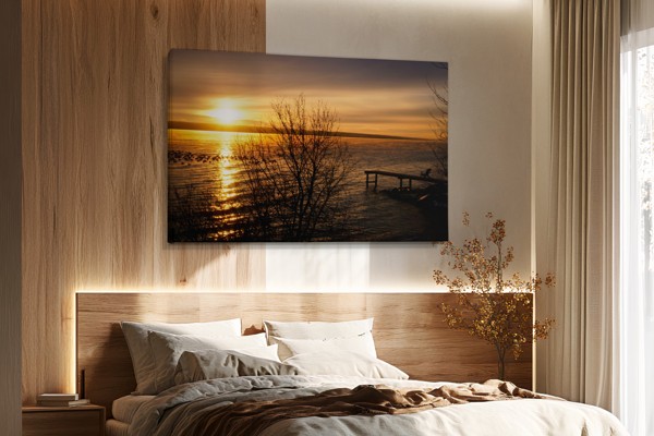 Einsamer Sonnenuntergang über Wasser Leinwanddruck - an der Wand in einem Raum