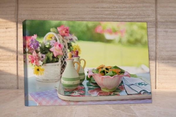 Impression sur toile Fleurs fraîches et herbes culinaires - au mur dans un intérieur