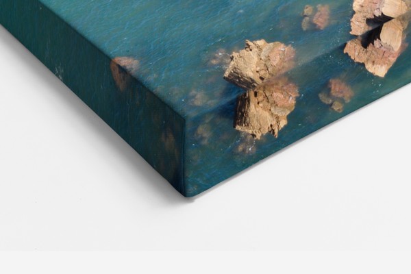 Stampa su Tela Formazione Rocciosa Solitaria in Mare Calmo - alla parete in un interno