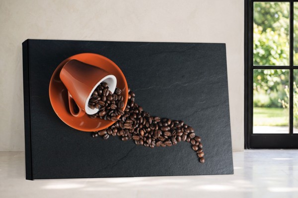 Kaffekoppscanvas med ånga - på väggen i ett rum