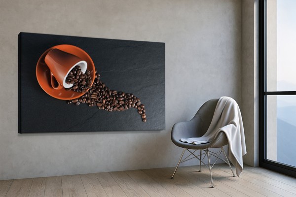 Kaffekoppscanvas med ånga - på väggen i ett rum