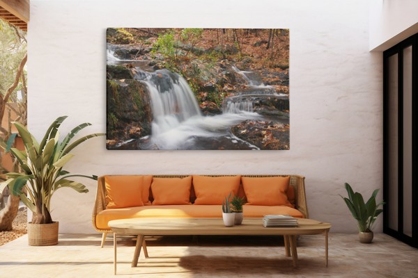 Slāņoti ūdens atstarojumi - auduma prints - uz sienas telpā