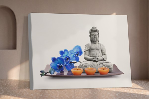 Buddha med chakrasymboler canvastryck - på väggen i ett rum