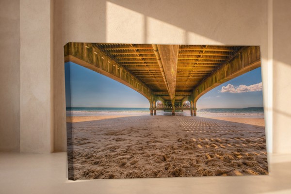 Toile Imprimée Pont de Pierre sur Eau Turquoise - au mur dans un intérieur