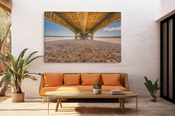 Toile Imprimée Pont de Pierre sur Eau Turquoise - au mur dans un intérieur