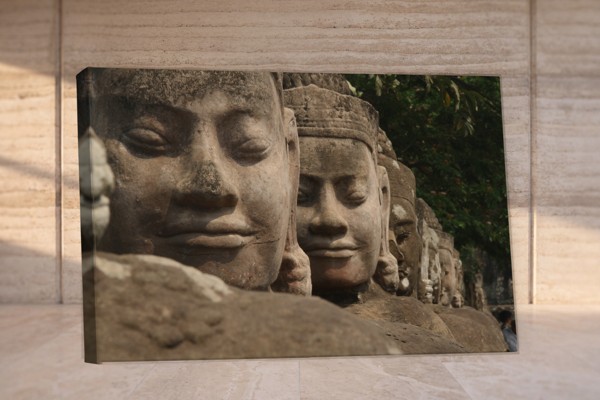 Buddha-statue med stearinlys lærredstryk - på væggen i et interiør