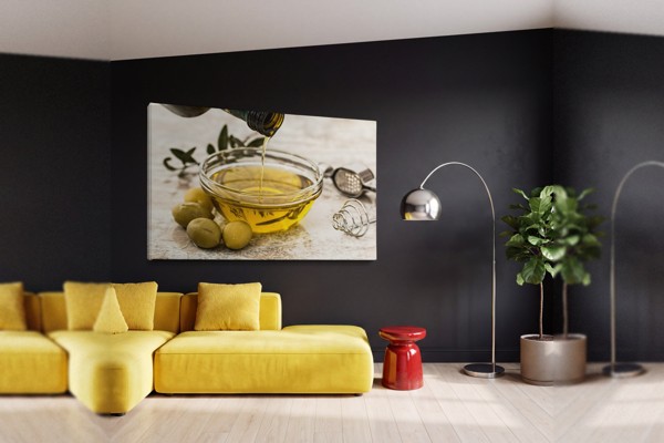 Olijfolie en Verse Olijven Canvas Print - aan de muur in een interieur