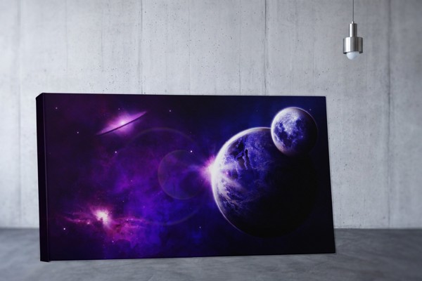 Lienzo Nebulosa Púrpura y Planeta - en la pared de un interior