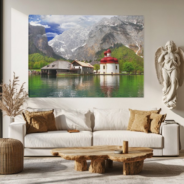 Bergmeer Canvas Print met Rotsachtige Pieken - aan de muur in een interieur