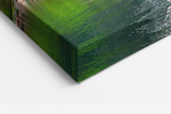 Bergmeer Canvas Print met Rotsachtige Pieken - aan de muur in een interieur