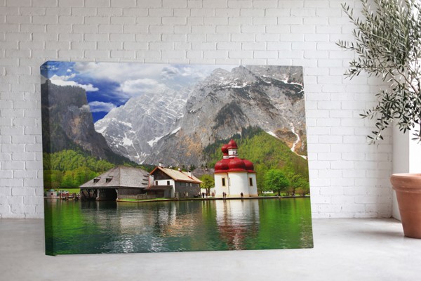 Bergmeer Canvas Print met Rotsachtige Pieken - aan de muur in een interieur