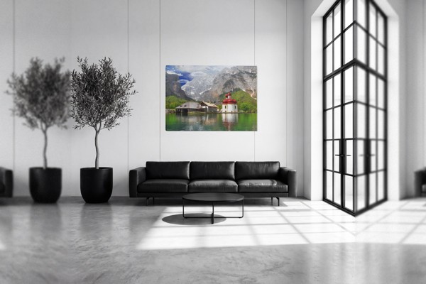 Bergmeer Canvas Print met Rotsachtige Pieken - aan de muur in een interieur