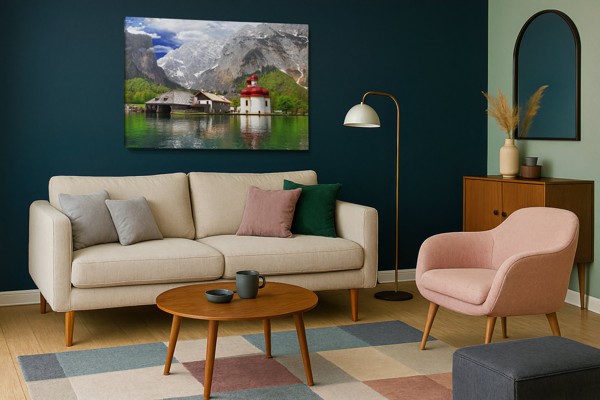 Bergmeer Canvas Print met Rotsachtige Pieken - aan de muur in een interieur