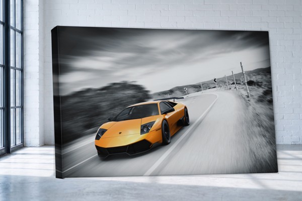 Бял Lamborghini на открит път - платно - на стената в интериор