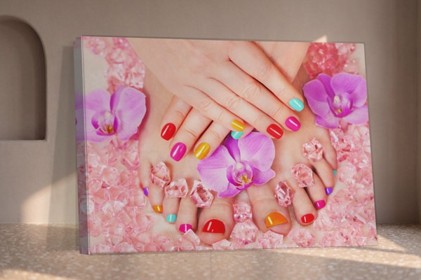 Tablou Canvas Unghii Roz Bubble Gum - pe perete într-un interior