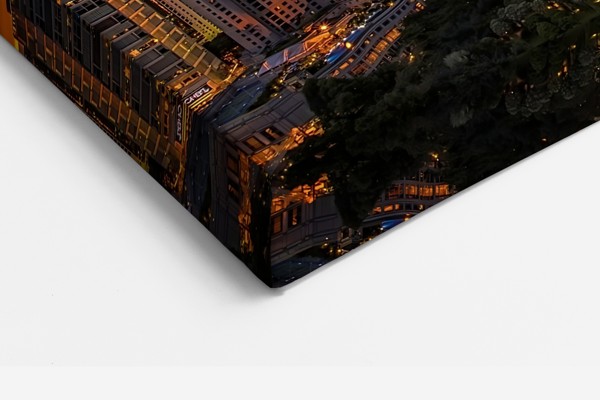 Lienzo Panorámico Skyline de Dubái Nocturno - Vista Urbana - en la pared de un interior
