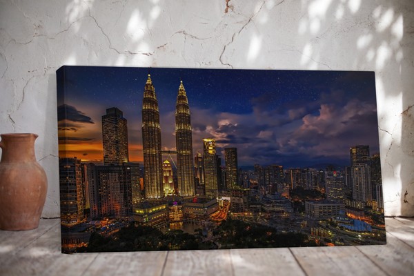 Lienzo Panorámico Skyline de Dubái Nocturno - Vista Urbana - en la pared de un interior