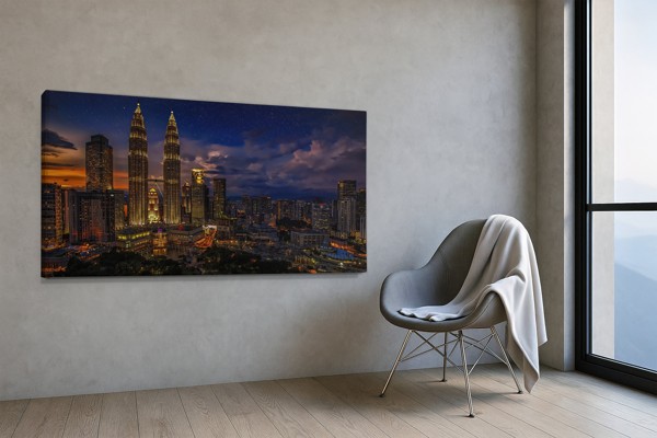 Lienzo Panorámico Skyline de Dubái Nocturno - Vista Urbana - en la pared de un interior