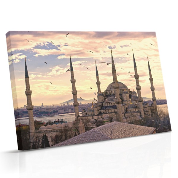 Sultanahmetská mešita se vypíná se svými šesti minarety a kaskádovitými kupolemi proti obzoru Istanbulu