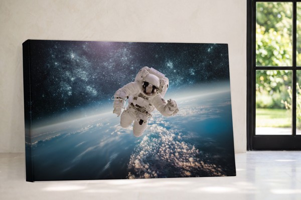 Djup rymdnebulosa Canvas Print - på väggen i ett rum