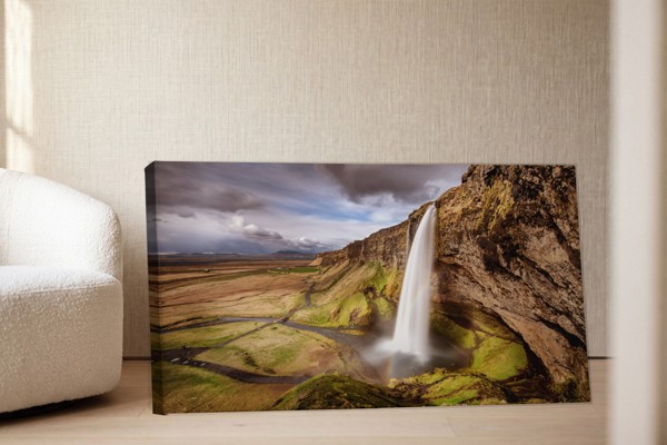 Bergwaterval Canvas Print - aan de muur in een interieur