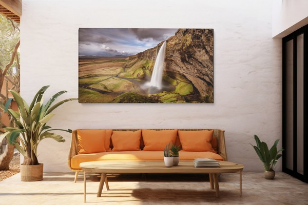 Bergwaterval Canvas Print - aan de muur in een interieur