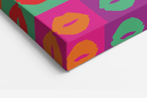 Pop Art Usta Druk na Płótnie w Odważnych Kolorach - na ścianie we wnętrzu