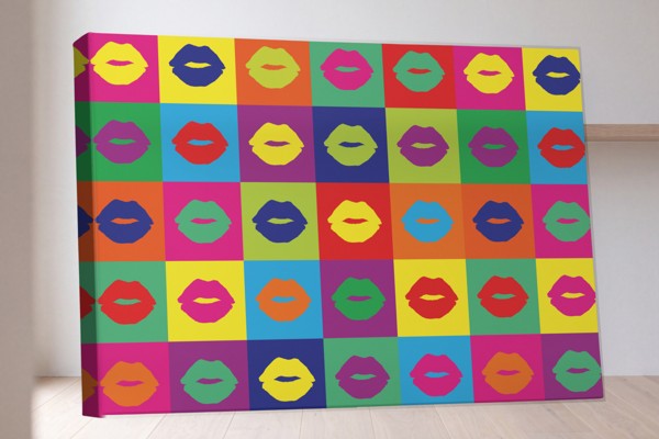 Pop Art Usta Druk na Płótnie w Odważnych Kolorach - na ścianie we wnętrzu