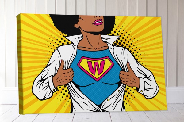 Pop Art Superwoman Leinwanddruck - an der Wand in einem Raum