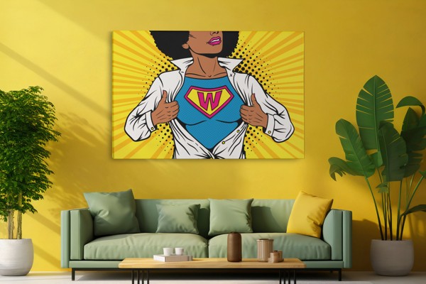 Pop Art Superwoman Leinwanddruck - an der Wand in einem Raum