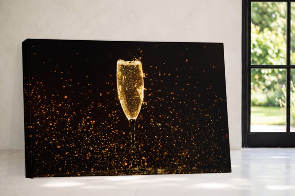 Champagneglas med gyldne bobler lærredstryk - på væggen i et interiør