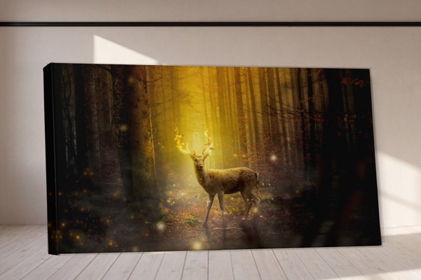 Goldener Wald mit Hirsch Leinwanddruck - an der Wand in einem Raum