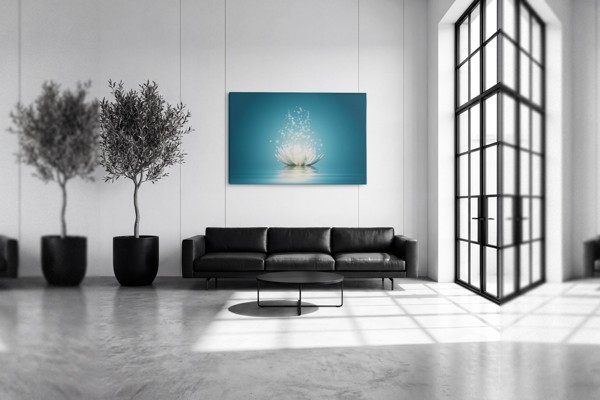 Tablou Pânză Floare de Lotus cu Urme de Lumină - pe perete într-un interior