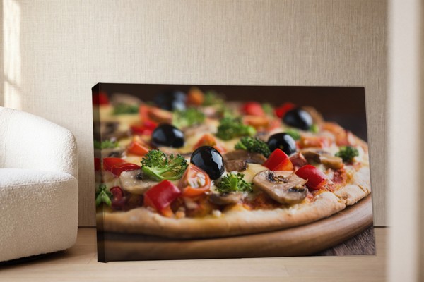 Plátno s tiskem jednoho kusu pizzy - na stěně v interiéru