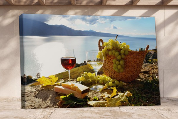 Pahar de Vin lângă Lac - Tablou Canvas - pe perete într-un interior