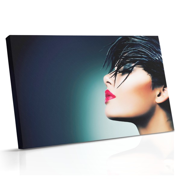 Frauenporträt mit kühnem Make-up auf Leinwand