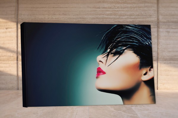 Frauenporträt mit kühnem Make-up auf Leinwand - an der Wand in einem Raum