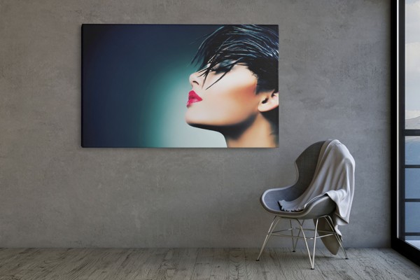 Frauenporträt mit kühnem Make-up auf Leinwand - an der Wand in einem Raum