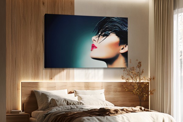 Frauenporträt mit kühnem Make-up auf Leinwand - an der Wand in einem Raum